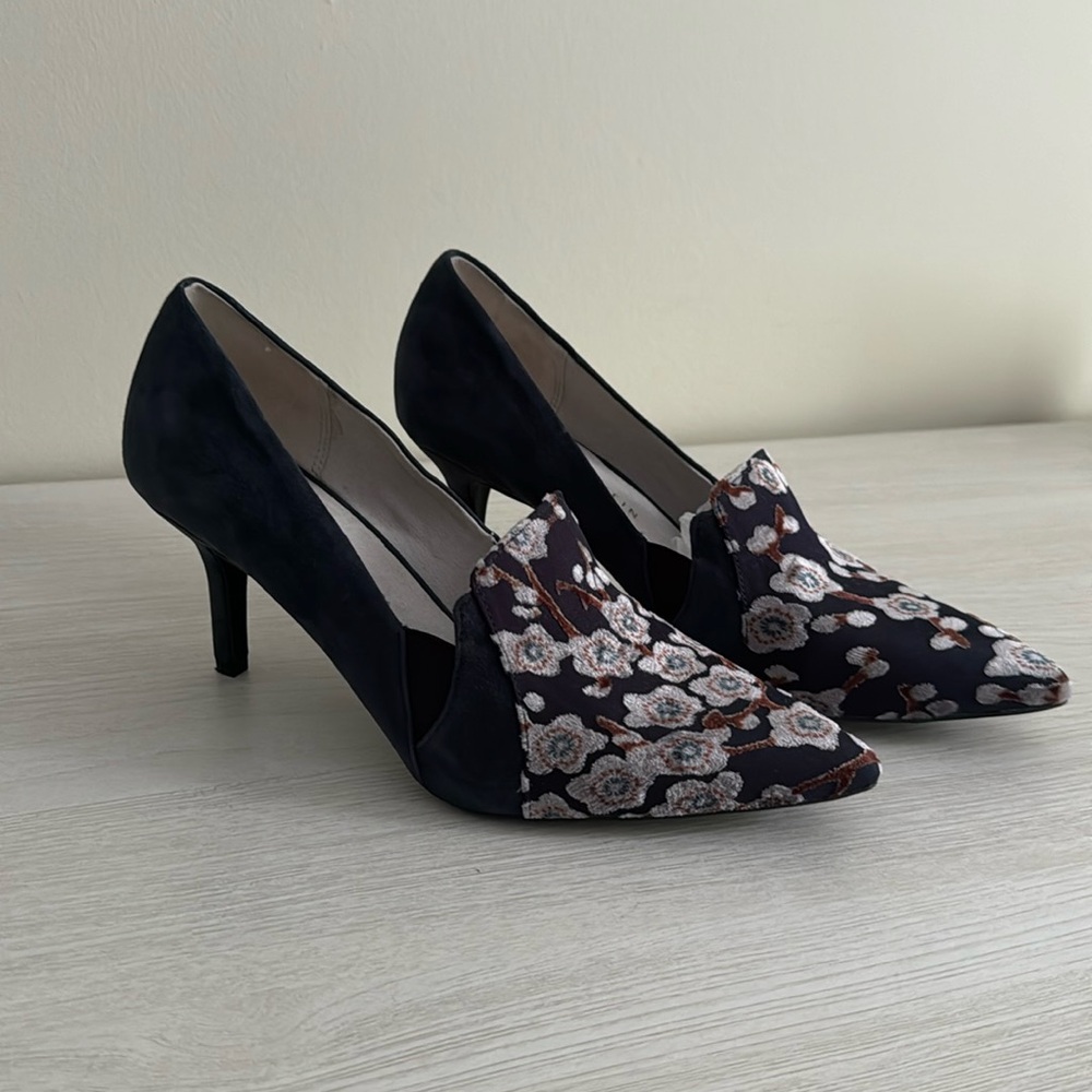 Lori Goldstein Navy Suede and Velvet Print Heels NWOT Size 8.5